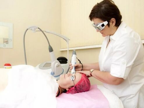 Kosmetikerin führt Laserverjüngungsverfahren durch